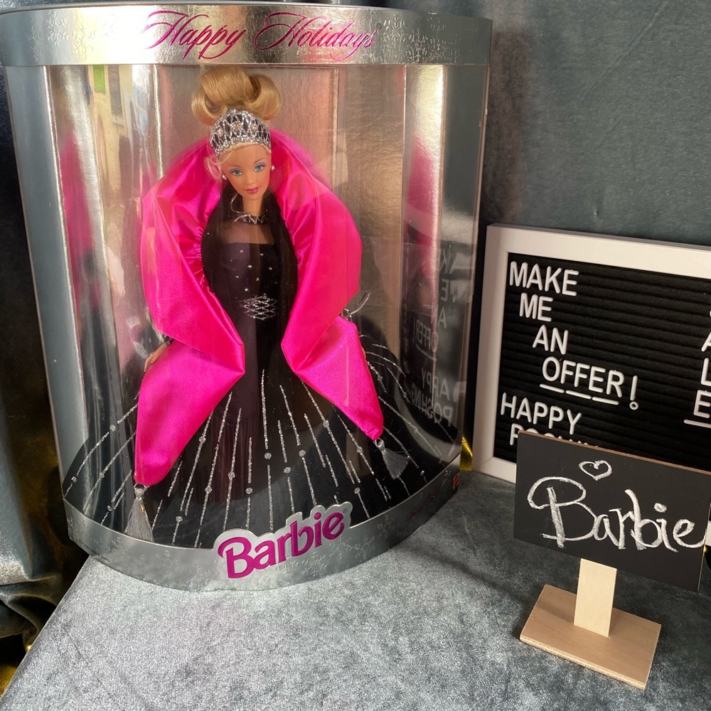 1998 Happy Holidays Barbie.
New in box, box damaged & missing bottom piece.